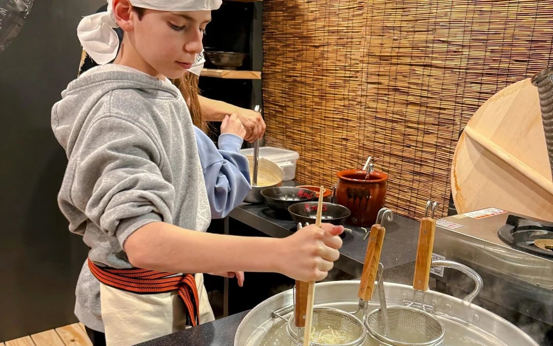 Kyoto Ramen-Making Cooking Class with Bowl Painting in Gion Image 10