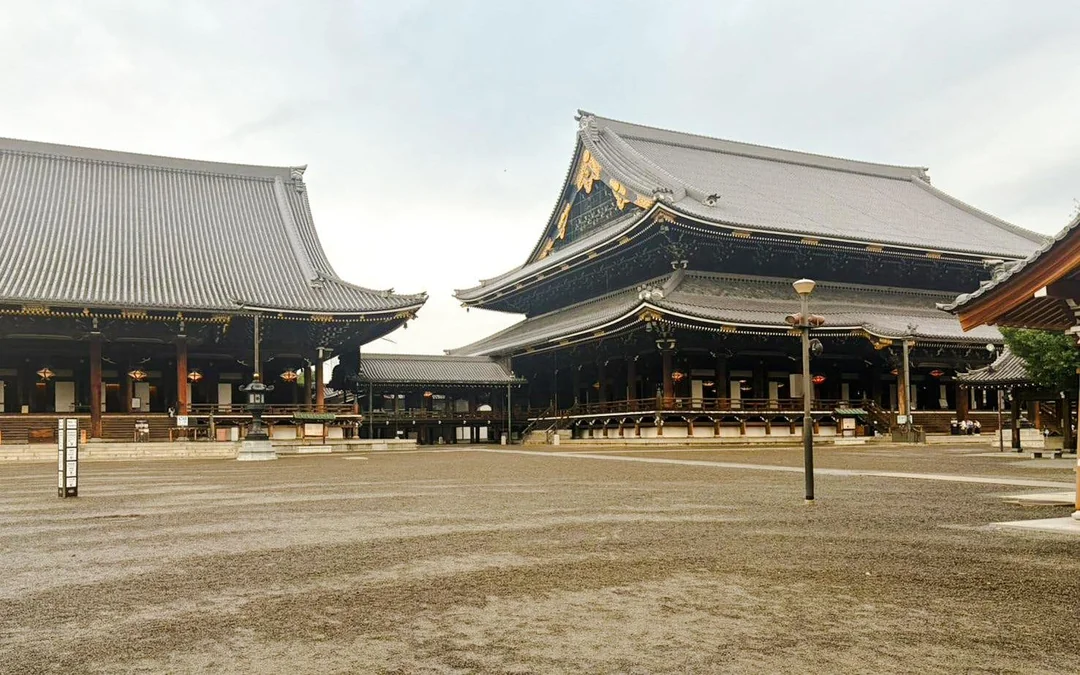 Kyoto Temple Morning Buddhist Ritual Small-Group Walking Tour Image 3