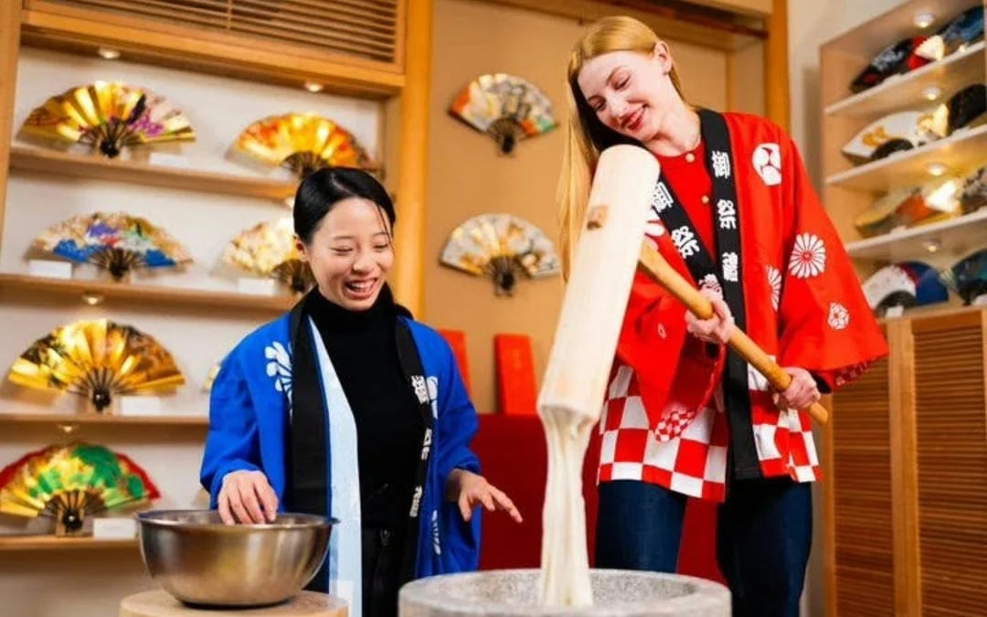 Kyoto Traditional Mochi Pounding Experience with Tasting Image 1