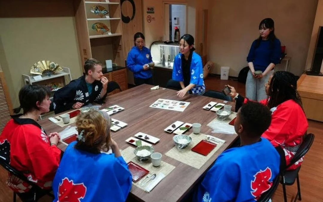 Kyoto Traditional Mochi Pounding Experience with Tasting Image 8