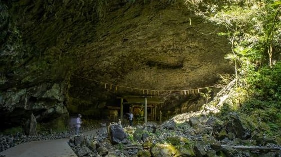Kyushu Takachiho Gorge Day Tour – Forest Blessing on the Sky Train & Exploring Amanoyasukawara