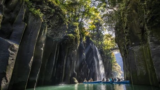 Kyushu Takachiho Gorge Day Tour – Forest Blessing on the Sky Train & Exploring Amanoyasukawara