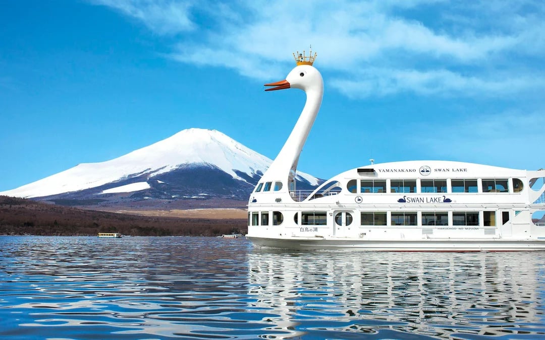 Lake Yamanaka Swan Lake Cruise + Oshino Shinobi no Sato + 1-Day Bus Pass Image 1