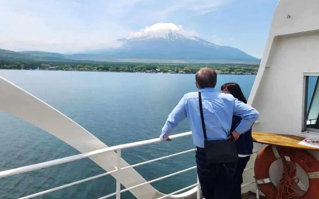 Lake Yamanaka Swan Lake Cruise + Oshino Shinobi no Sato + 1-Day Bus Pass Image 2