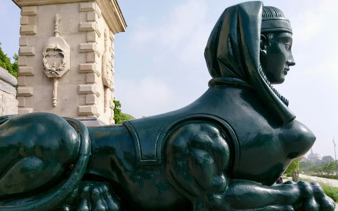 Lille's Golden Hand Mystery: Self-Guided City Exploration Game Image 2