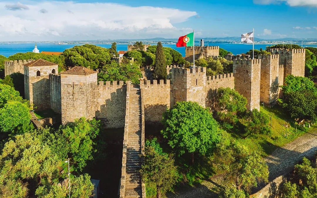 Lisbon Card: Access to São Jorge Castle & 50+ Attractions Image 2