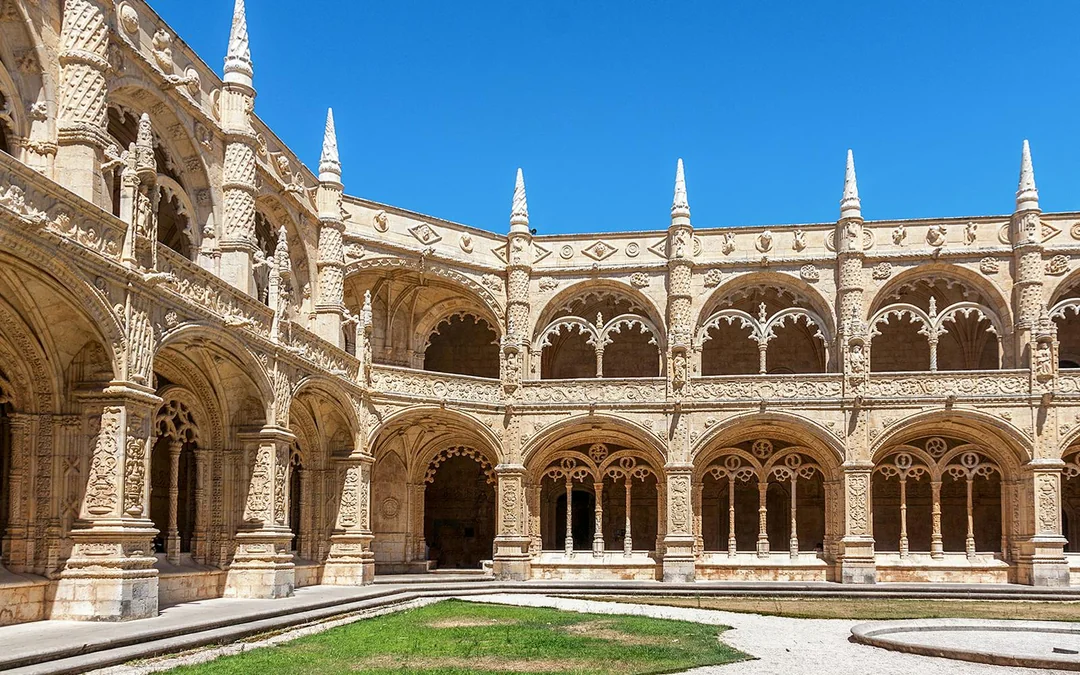 Lisbon Card: Access to São Jorge Castle & 50+ Attractions Image 4