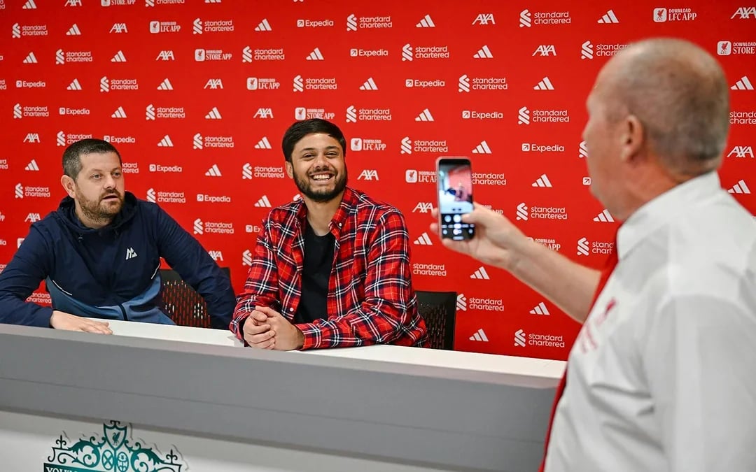 Liverpool: The Anfield Experience Tour with Food and Drinks Image 6