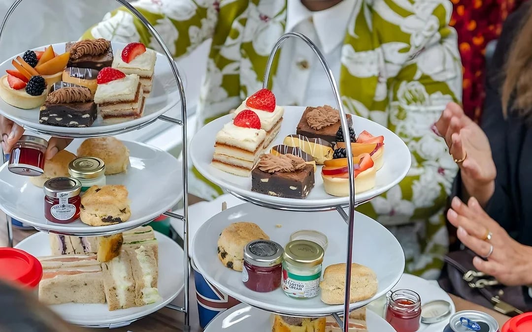 London: Afternoon Tea Sightseeing Bus Tour Image 3