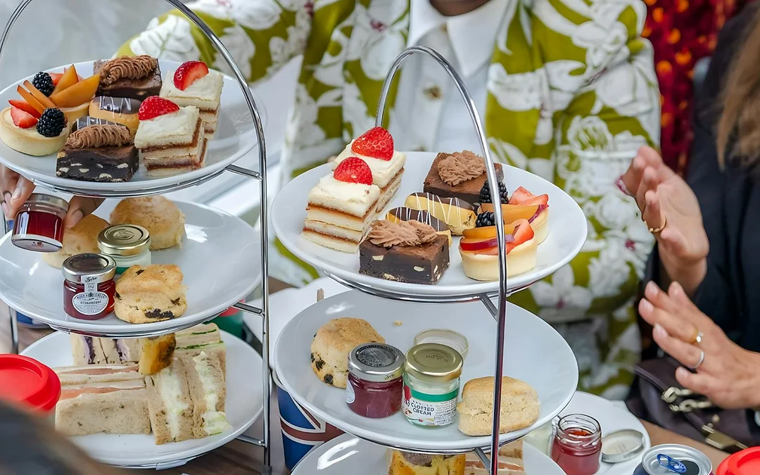 London: Afternoon Tea Sightseeing Bus Tour Image 3