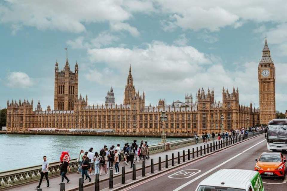 London big city hike through renowned landmarks