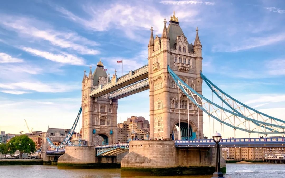 London Bridge Troll Hunt: Self-Guided City Exploration Game Image 3