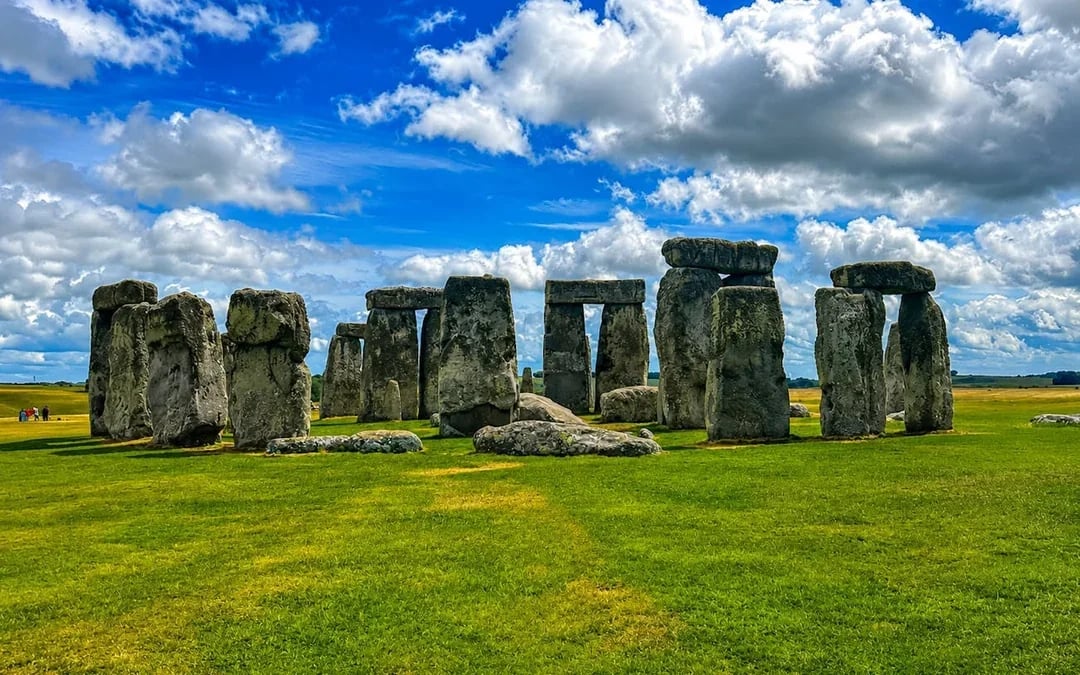 London: Castle Combe, Bath, and Stonehenge Small-Group Day Trip Image 1