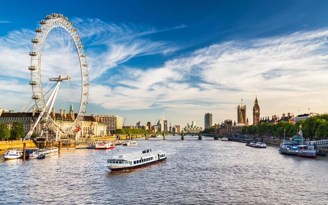 London Panoramic Sightseeing Guided Tour with Brunch and Prosecco on Upper Deck Bus Image 1