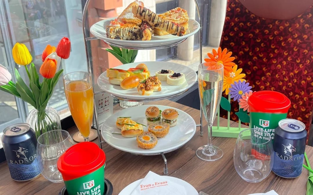 London Panoramic Sightseeing Guided Tour with Brunch and Prosecco on Upper Deck Bus Image 8