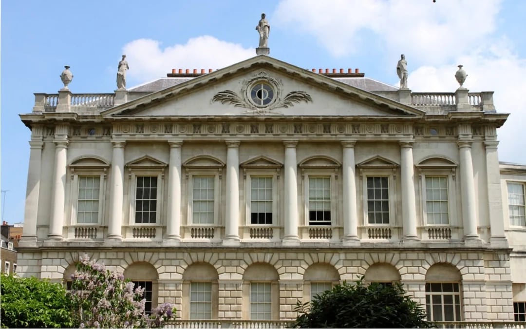 London's Crown Family: Self-Guided City Exploration Game Image 1