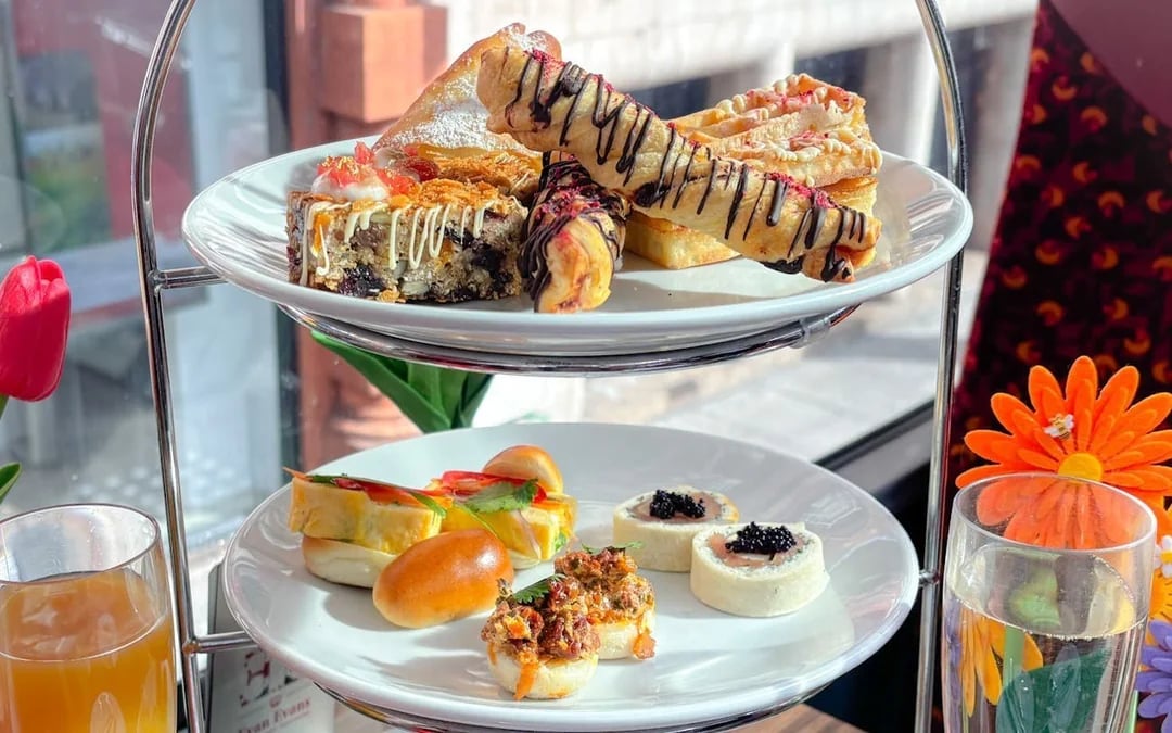 London Sightseeing Guided Bus Tour with Brunch, Prosecco, and Premium Seating Image 2