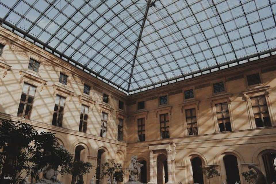 Louvre Museum fast-track ticket with audio tour on mobile app