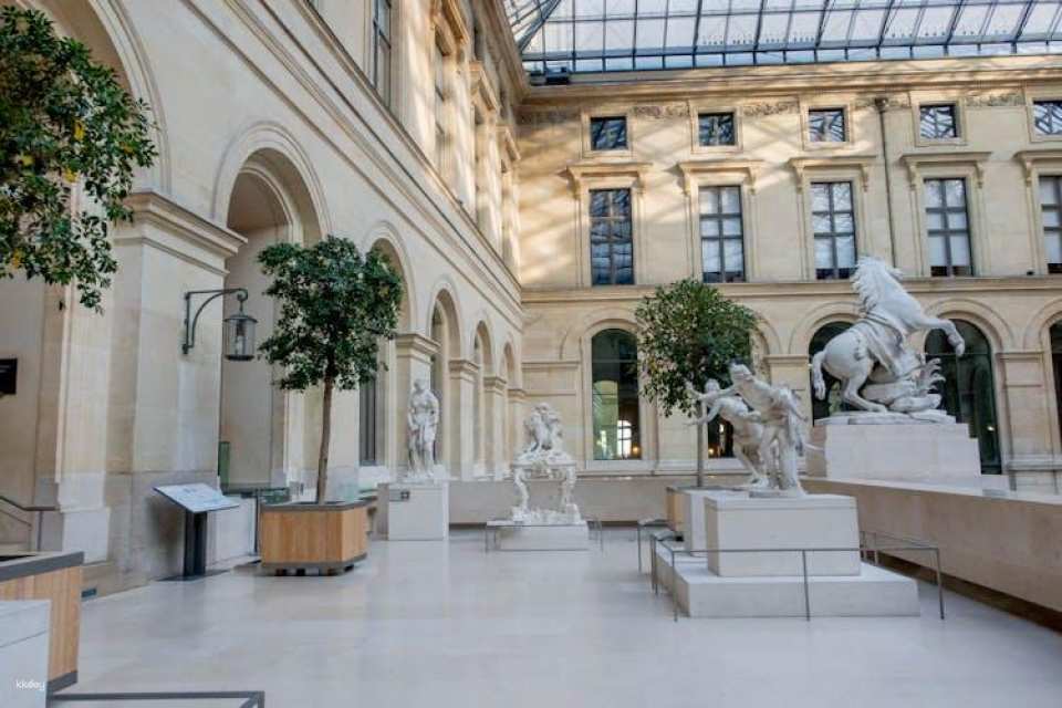 Louvre Museum guided tour with reserved access