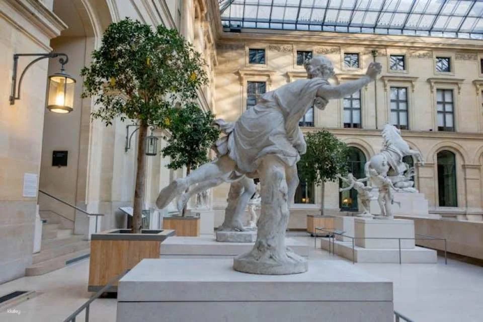 Louvre Museum guided tour with reserved access