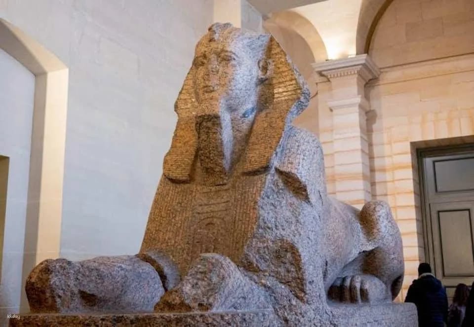 Louvre Museum guided tour with reserved access
