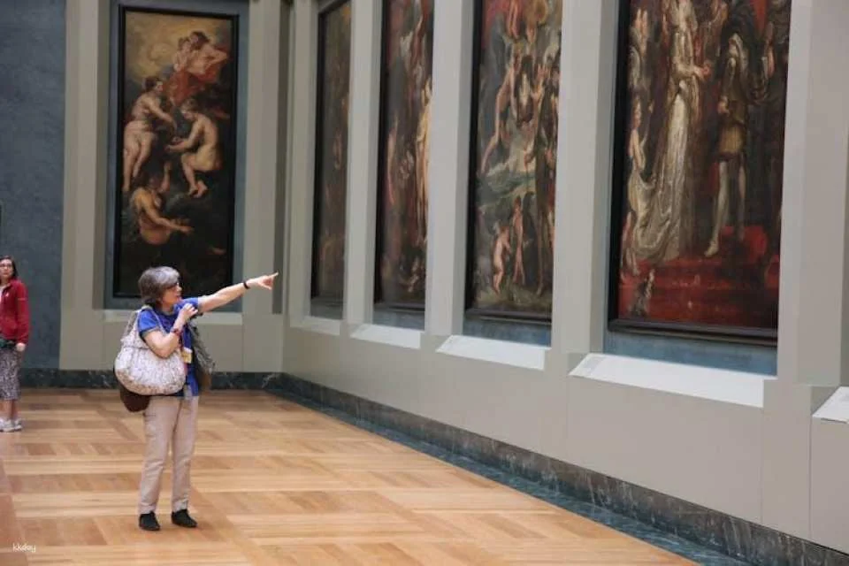 Louvre Museum Masterpieces Guided Tour with Reserved Access