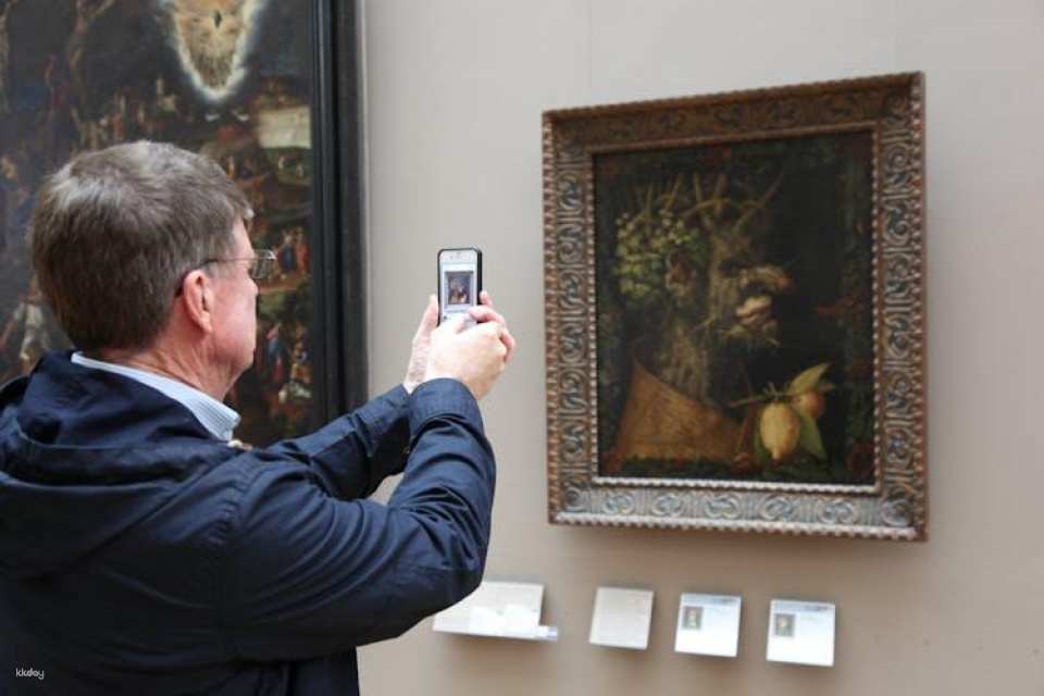 Louvre Museum Masterpieces Guided Tour with Reserved Access