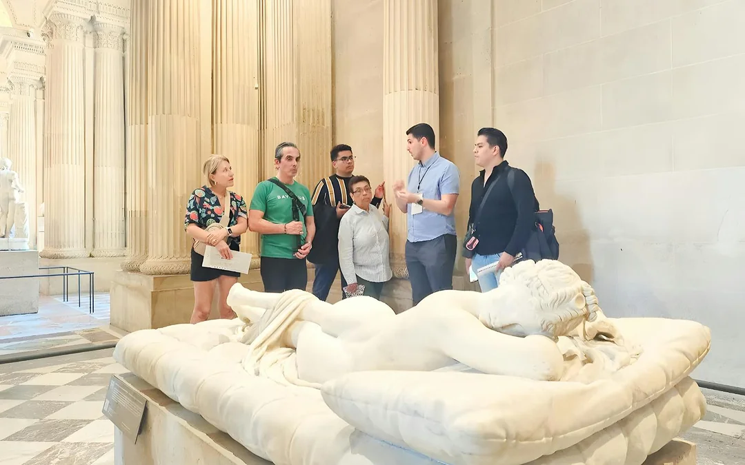Louvre Museum Skip-the-Line Guided Tour Image 5
