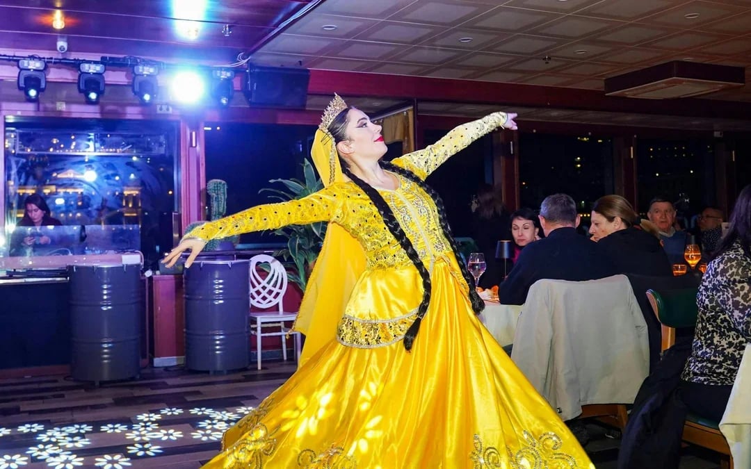 Luxury Bosphorus Dinner Cruise with Hotel Pickup Image 7