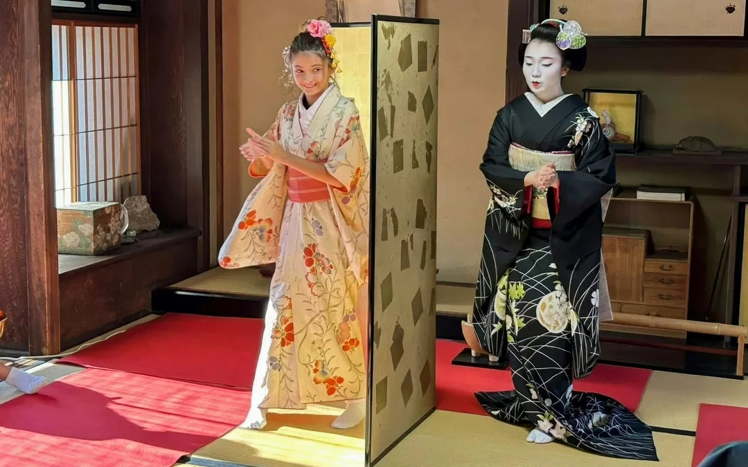 Maiko Happy Hour at a Historic Machiya Image 3