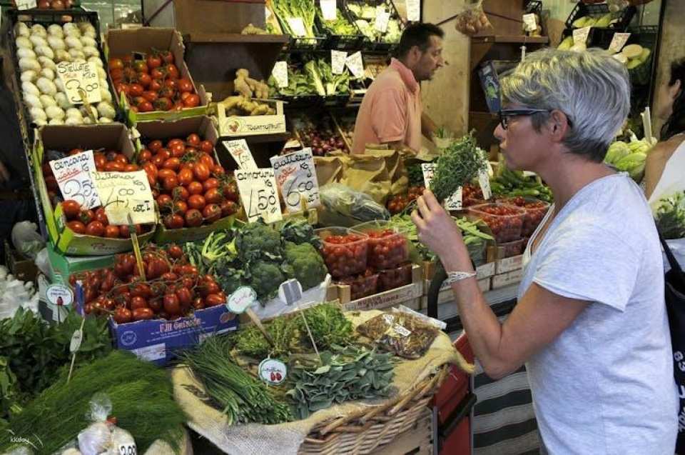 Market tour and dining experience at a Cesarina's home in Lucca