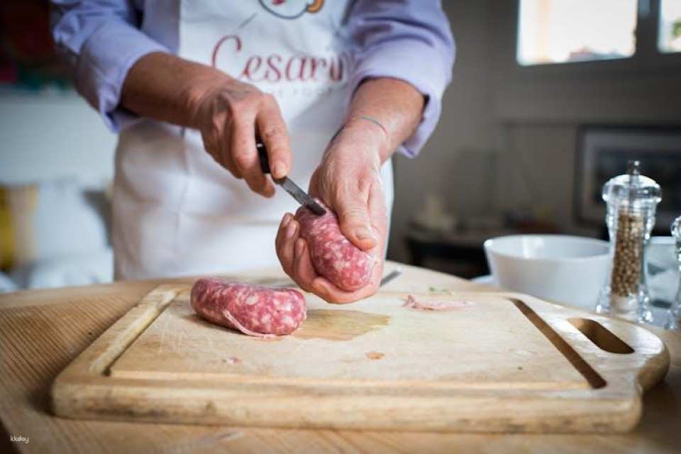 Market tour and dining experience at a Cesarina's home in Lucca