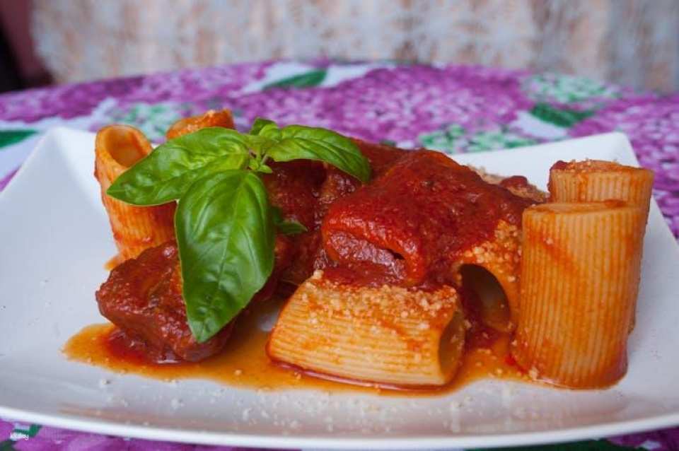 Market tour and dining experience at a Cesarina's home in Lucca