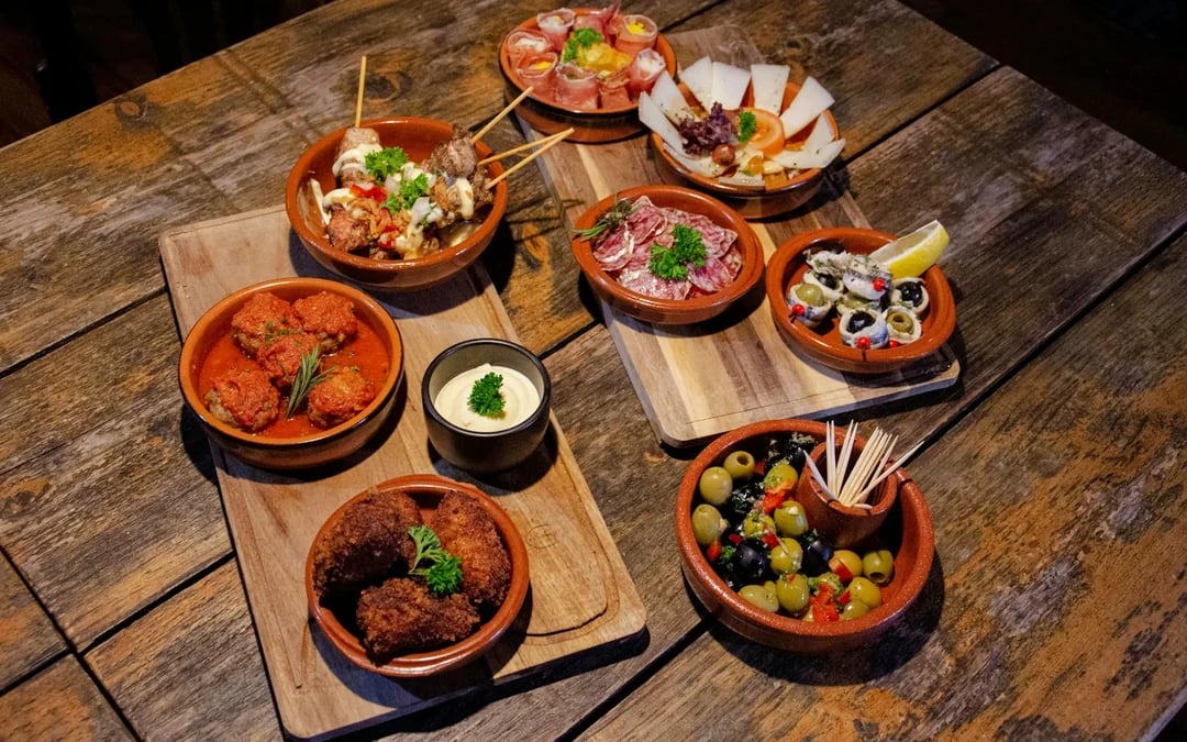 Melbourne Evening Laneways Walking Tour with Tapas and Drinks Image 1