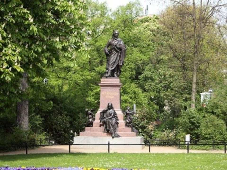 Mendelssohn walking tour with museum and city visit