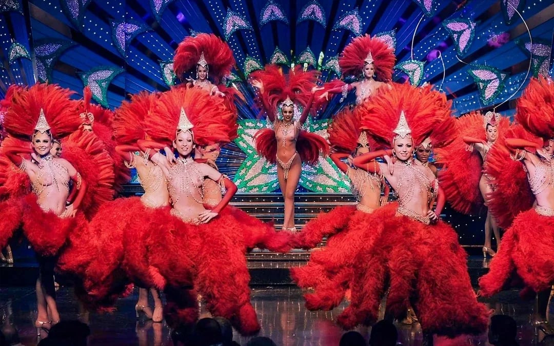 Moulin Rouge Show & Paris City Tour Image 11