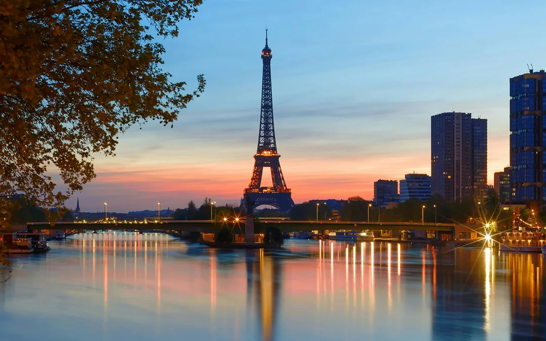 Moulin Rouge Show & Paris City Tour Image 4