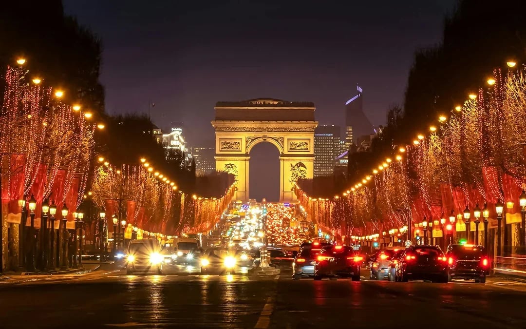 Moulin Rouge Show & Paris City Tour Image 6