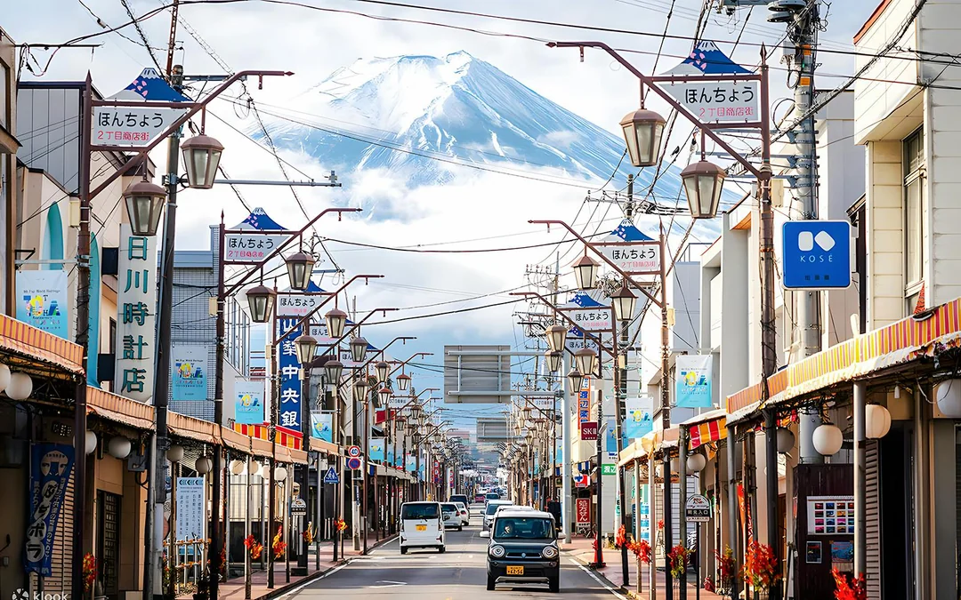Mt. Fuji Instagrammable Tour: Chureito Pagoda, Oishi Park, Hikawa Clock Shop, Lawson Store, & More Image 4
