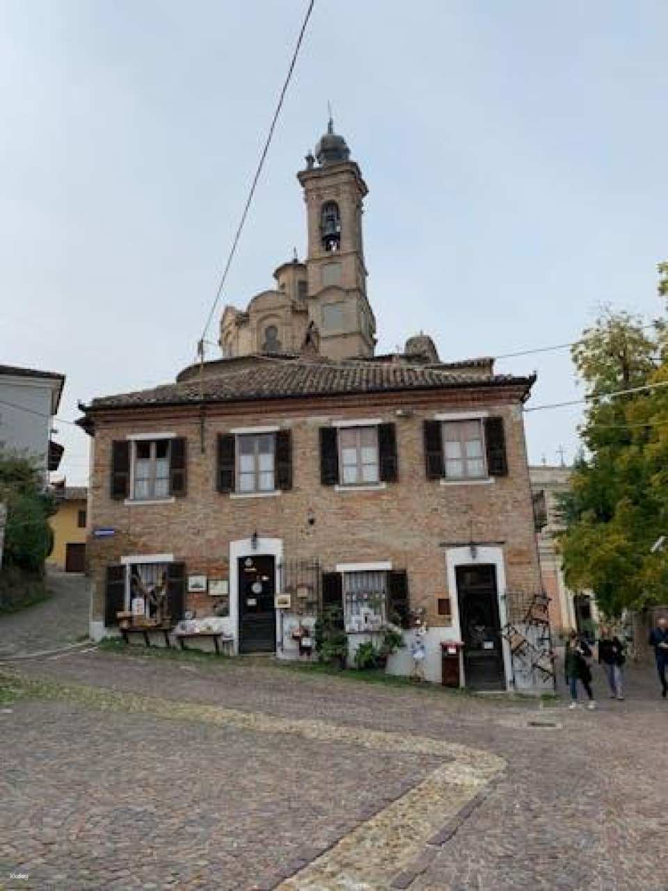 Neive Walking Tour with Winetasting