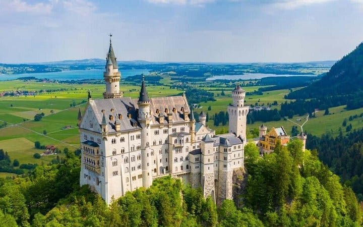 Neuschwanstein castle guided tour with Skip-the-Line Tickets & Bus-Shuttle Image 3