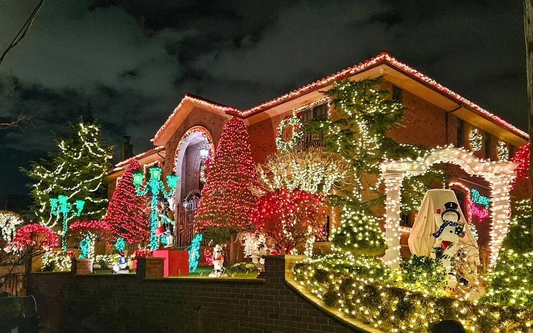 New York Dyker Heights Christmas Lights Bus Tour Image 12