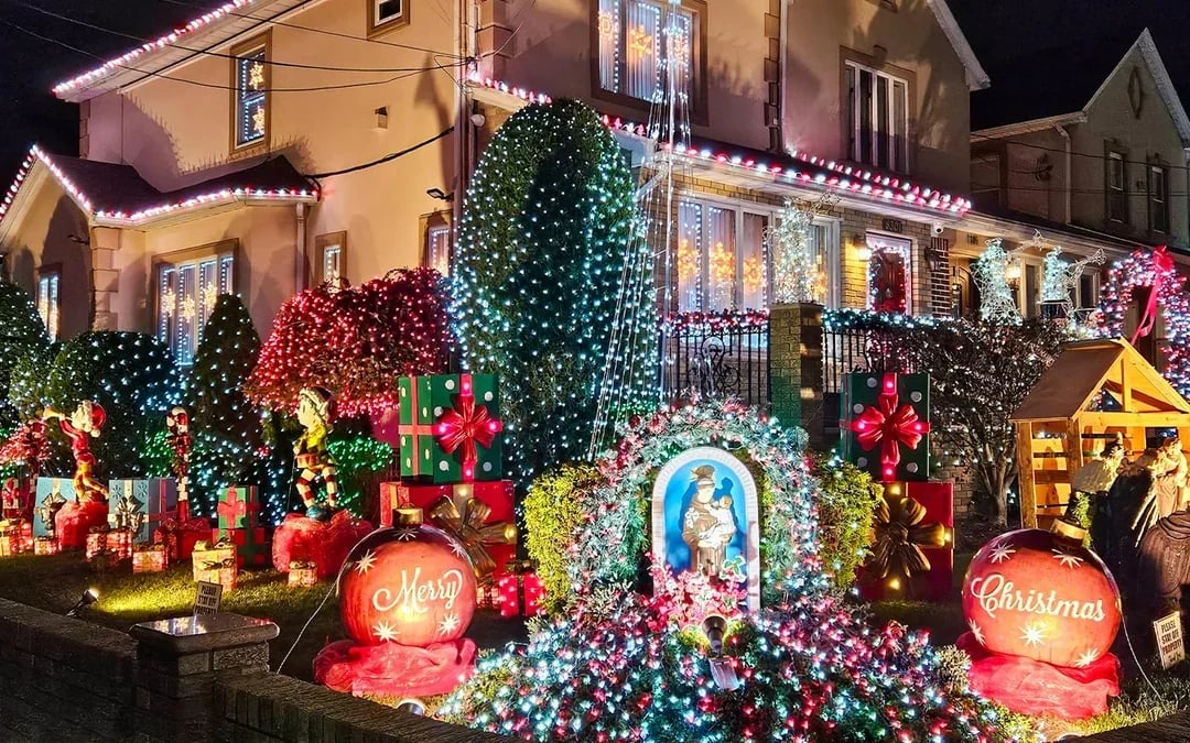 New York Dyker Heights Christmas Lights Bus Tour Image 6