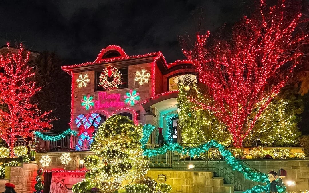 New York Dyker Heights Christmas Lights Bus Tour Image 8