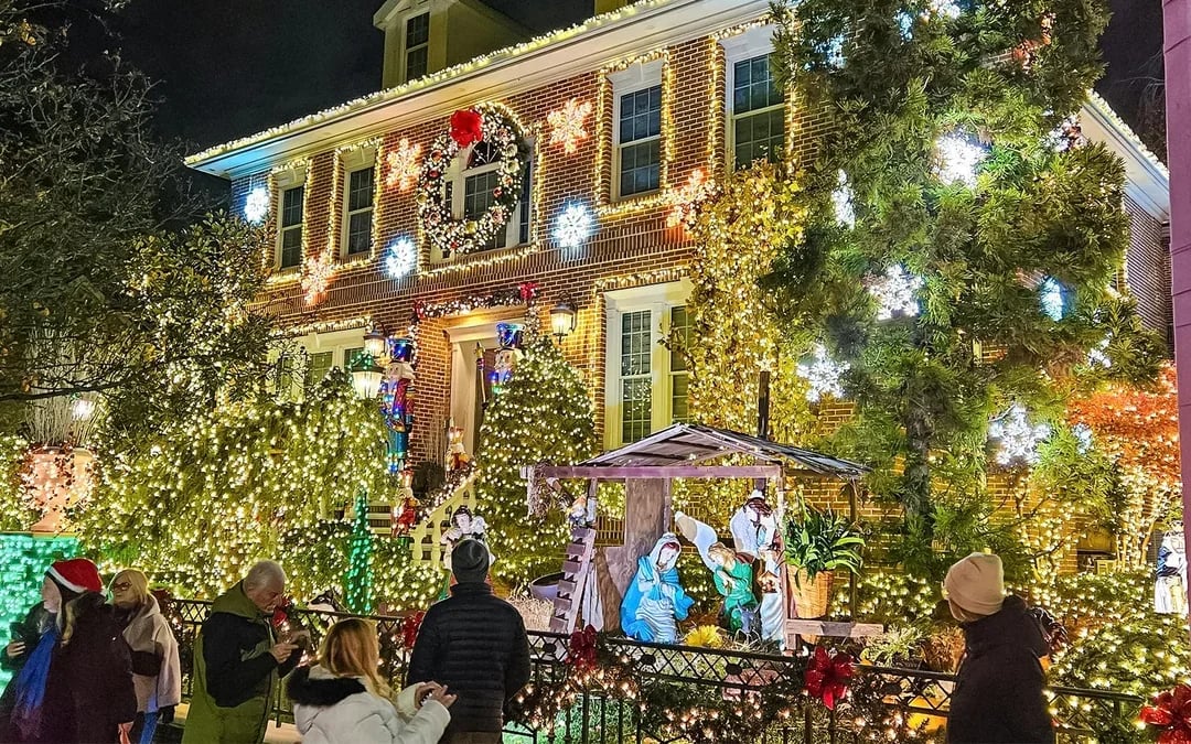 New York Dyker Heights Christmas Lights Bus Tour Image 9