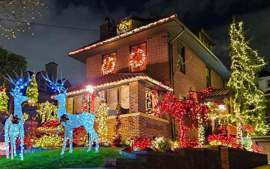 New York Dyker Heights Christmas Lights Bus Tour Image 10