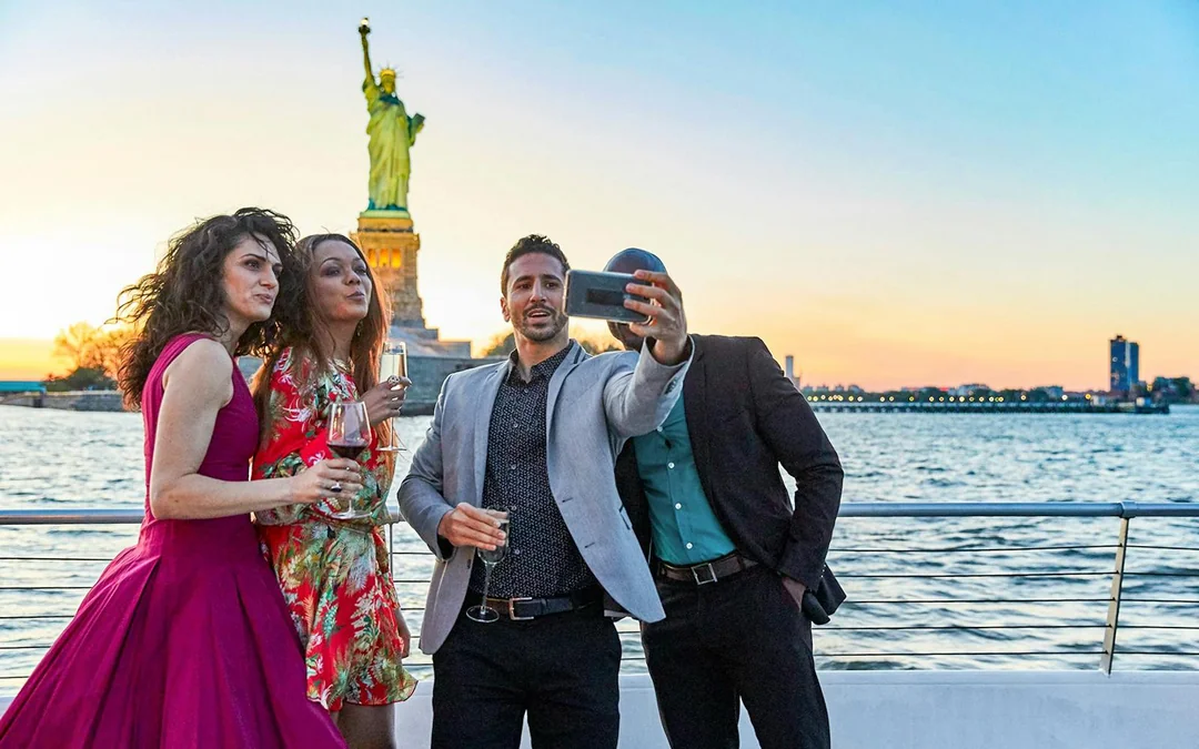 New York Luxury Glass Boat Dining Cruises by Bateaux Image 7
