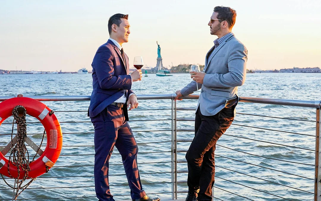 New York Luxury Glass Boat Dining Cruises by Bateaux Image 8