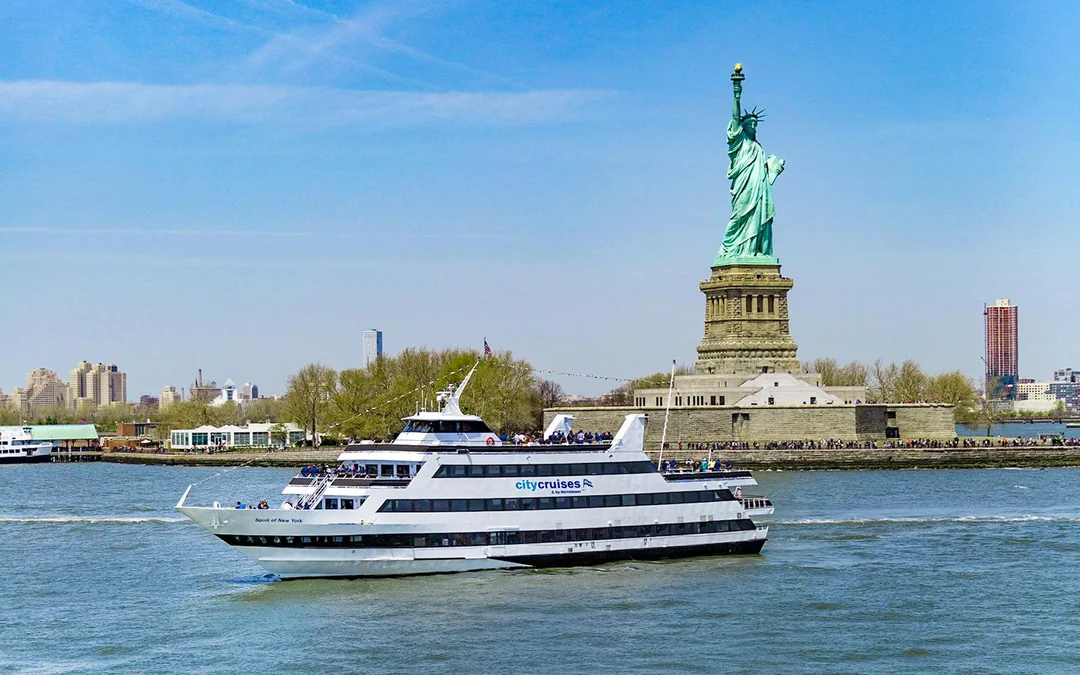 New York Skyline Signature Dining Cruise Image 12