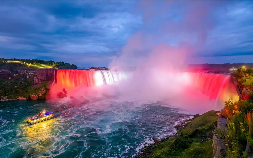 Niagara Falls Canada: Night Walking Tour with Fireworks Cruise Image 1